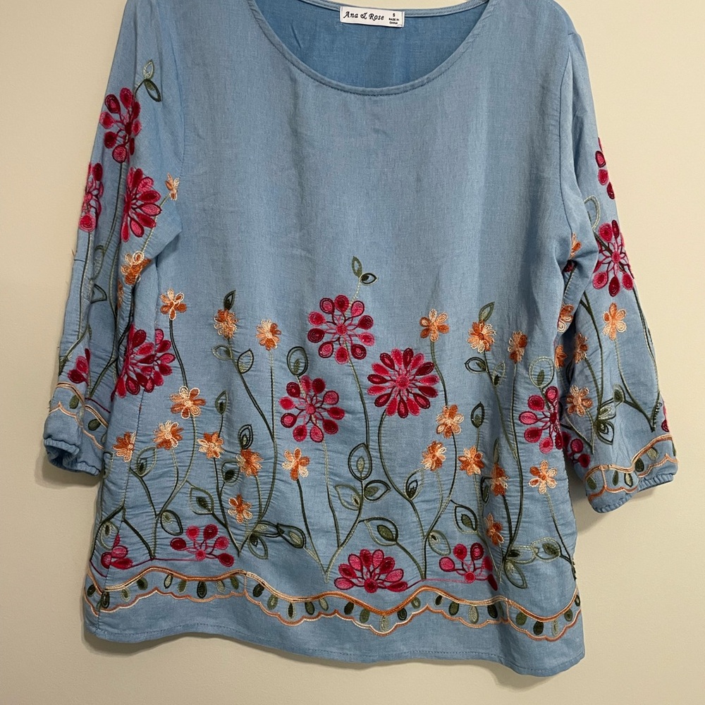 Floral Embroidered Blue Blouse ~ Size‎ Small 
Ana & Rose